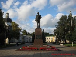 Памятник М.И. Калинину на пл. Революции (бывшей Соборной пл.)